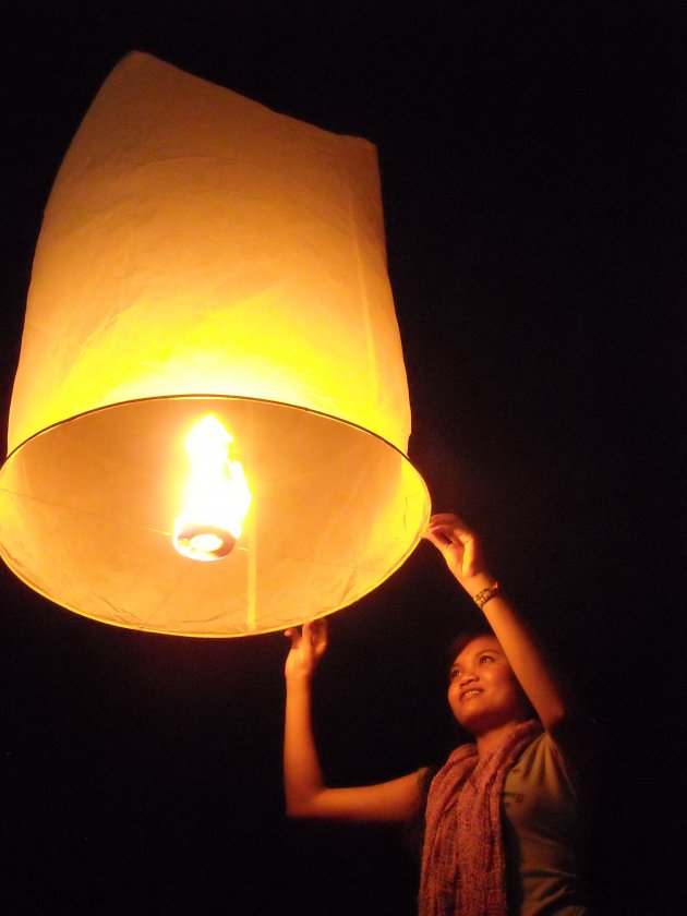 Op laten stijgen wensballon tijdens thais festival