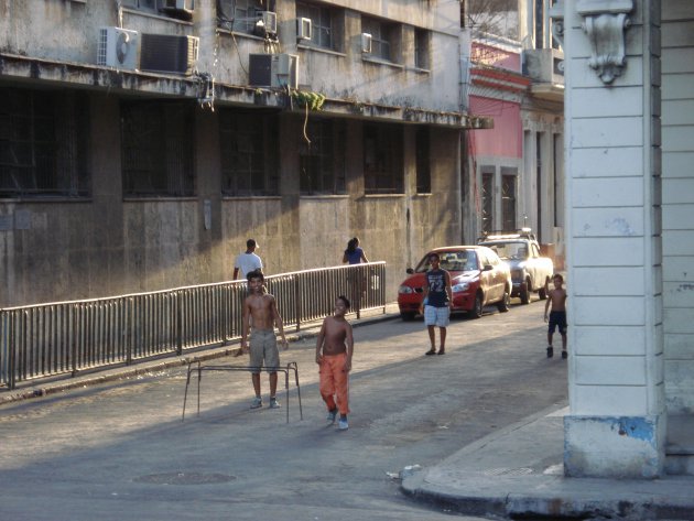 Voetballende jeugd in Havana