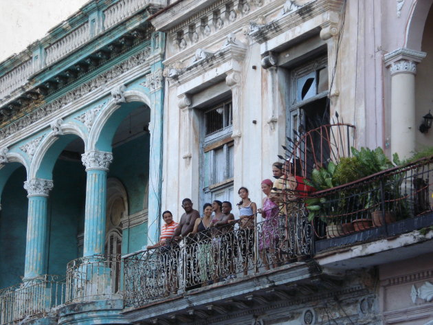Feestje op een balkon in Havana