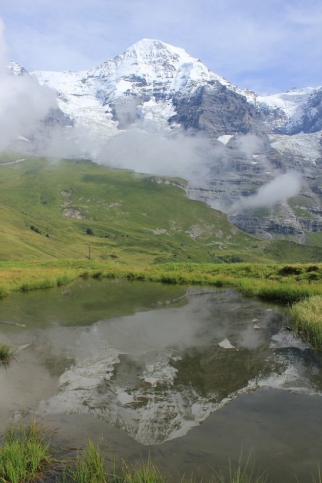 De Monch weerspiegeld in bergmeer Kleine Scheideg