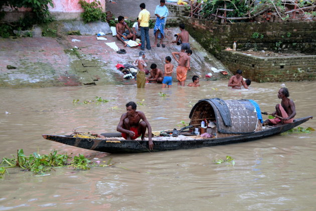 aan de oever van de Ganges