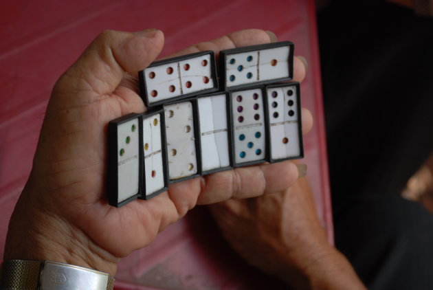 Dominostenen in verweerde hand