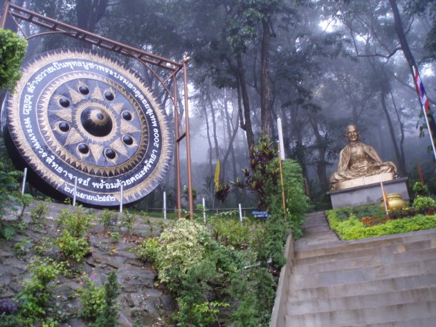 Gong en Buddha voor Wat Phra That Doi Suthep