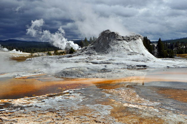 Castle Geyser met dreigende lucht in de achtergrond