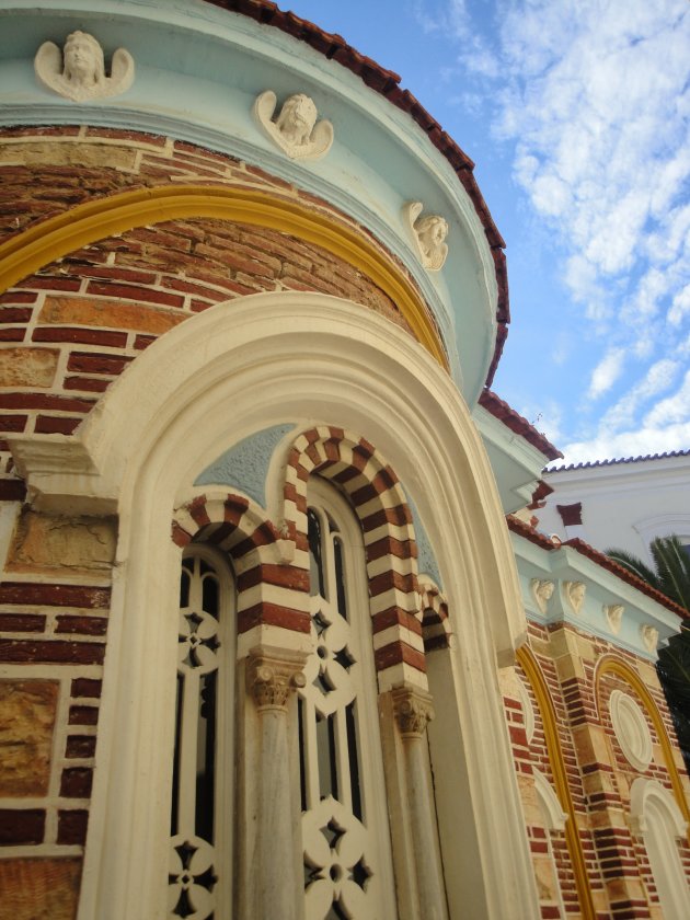 Kleurrijk kerkje Karlovassi