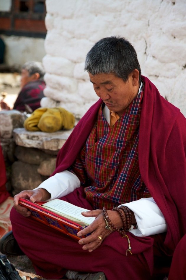 Mediterende Bhutanees bij de Kyichu Lhakhang tempel