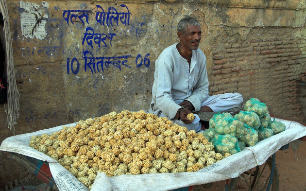 Puffed rice balls