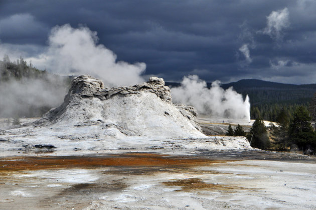 Stomende Castle Geyser met de actieve Beehive Geyser op de achtergrond