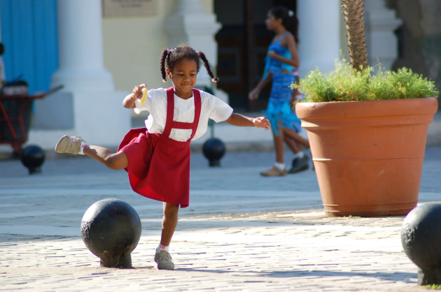 Cubaans schoolmeisje speelt op het plein