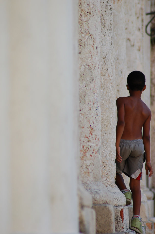 Jongen rent tussen pilaren in Cuba Havana