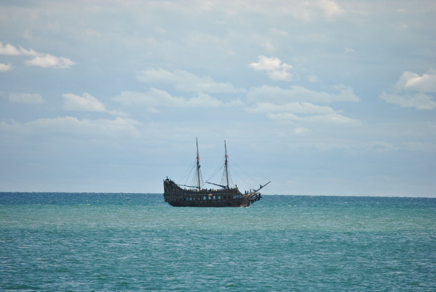 Een toeristisch piratenschip voor de kust van Sousse, Tunesië