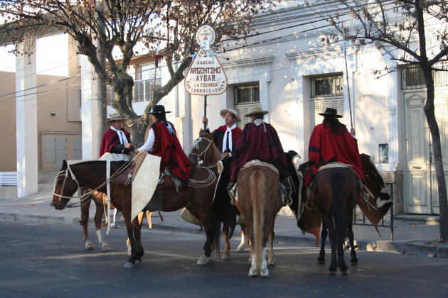 Gaucho's in afwachting van de parade, Salta