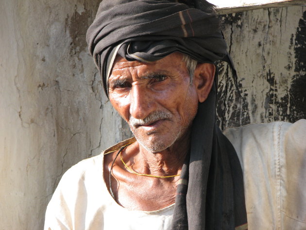 Oude man in een dorpje nabij Khajuraho 