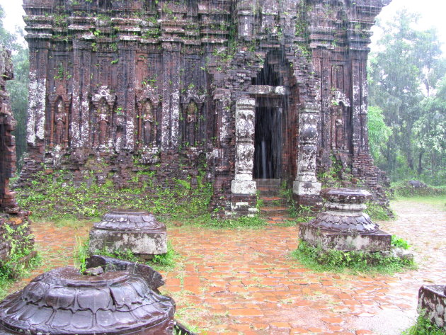 tempel in de regen