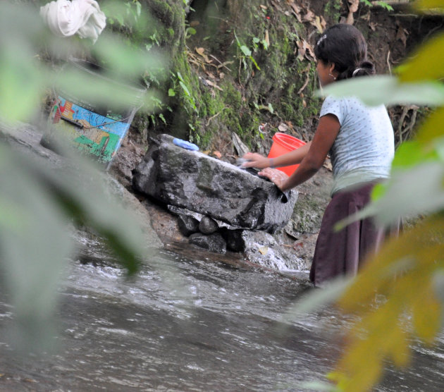 wassen in de rivier