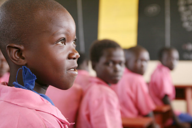meisje op school in Oeganda