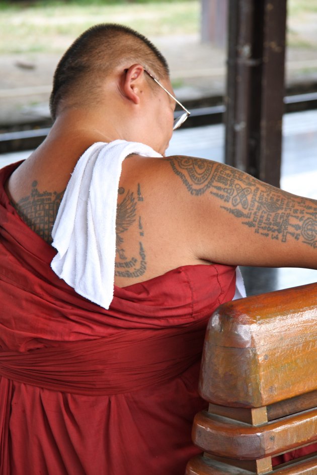 Boeddhistische monnik op station van Chiang Mai