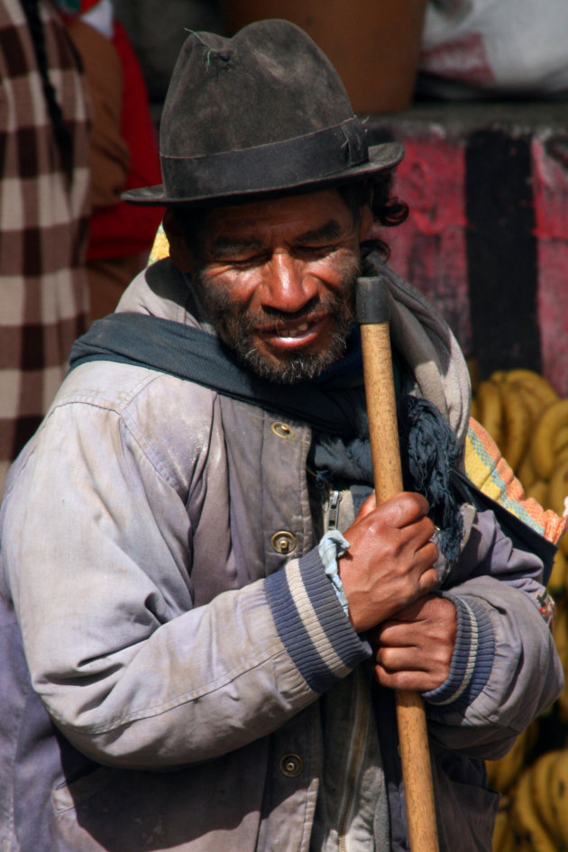 Blinde man op de markt van Otavallo