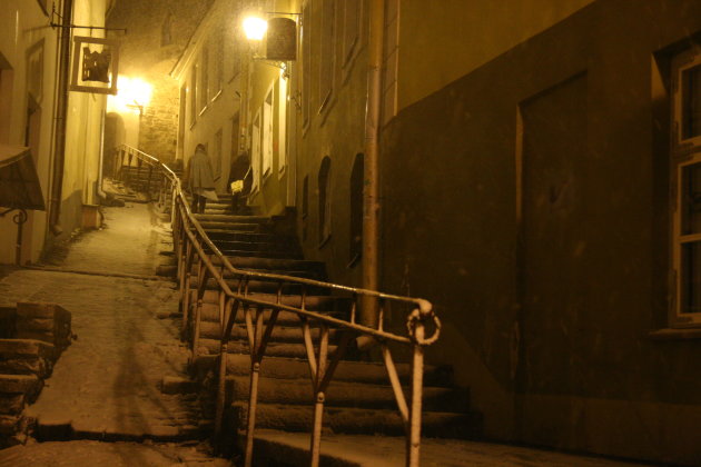 Straat in Tallinn tijdens de eerste sneeuw van het jaar