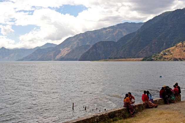 Bijkletsen aan de oevers van Lago de Atitlán
