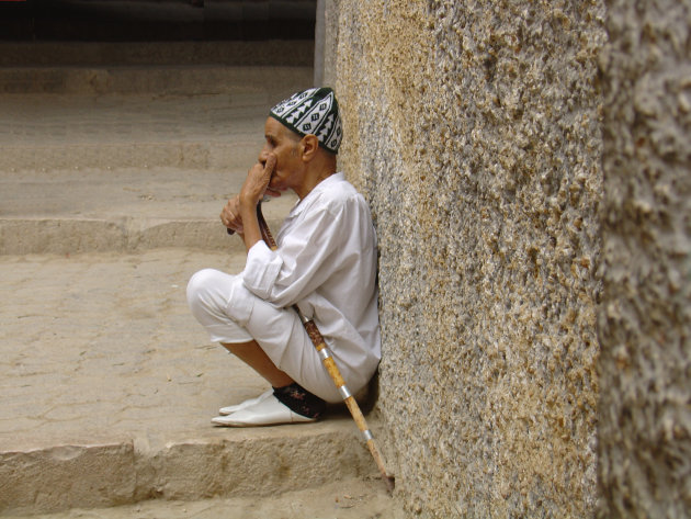 Oude man nabij de soeks van Fès el-Bali