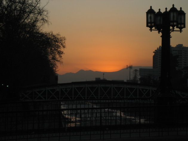 Zonsondergang achter de bergen