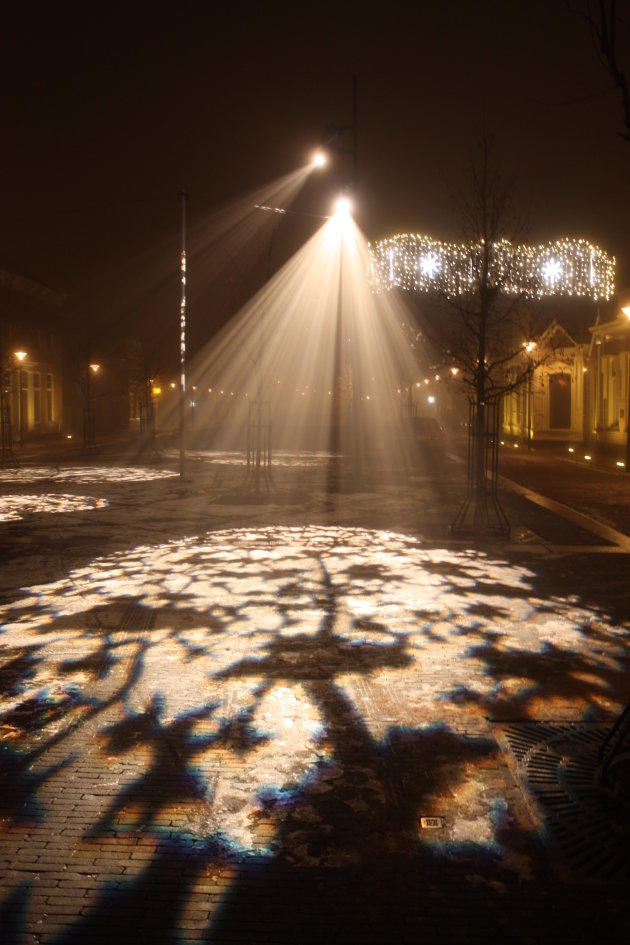 Straatverlichting op een decemberavond