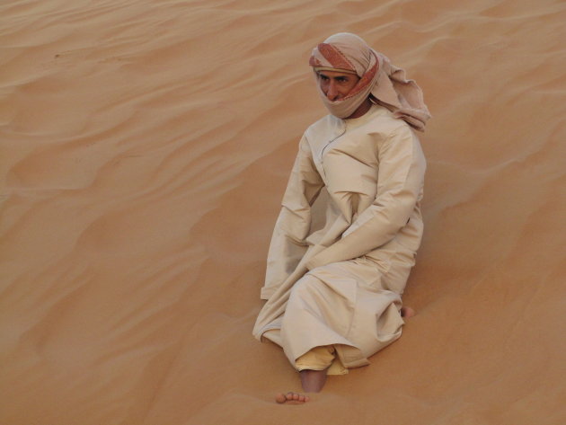 Omani is één met woestijnzand