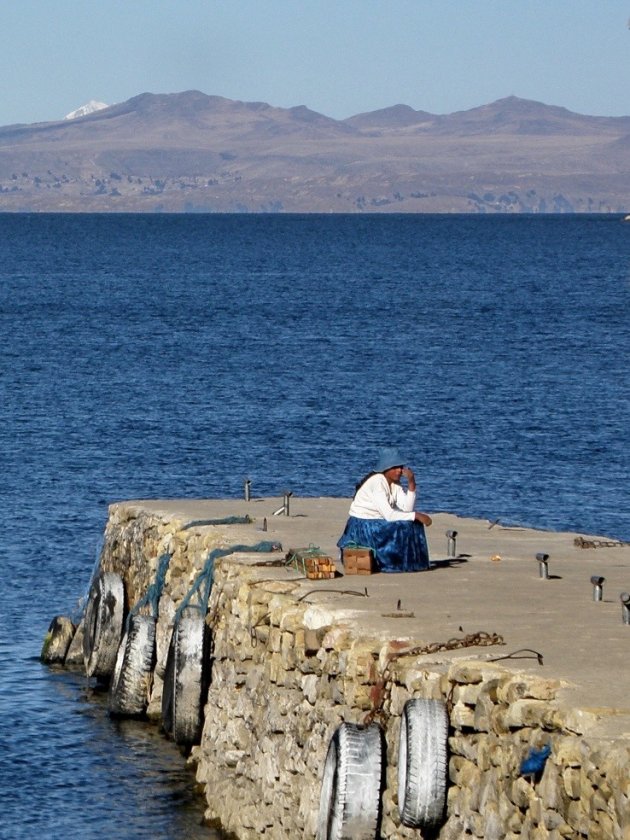 vrouw op de kade op isla del sol