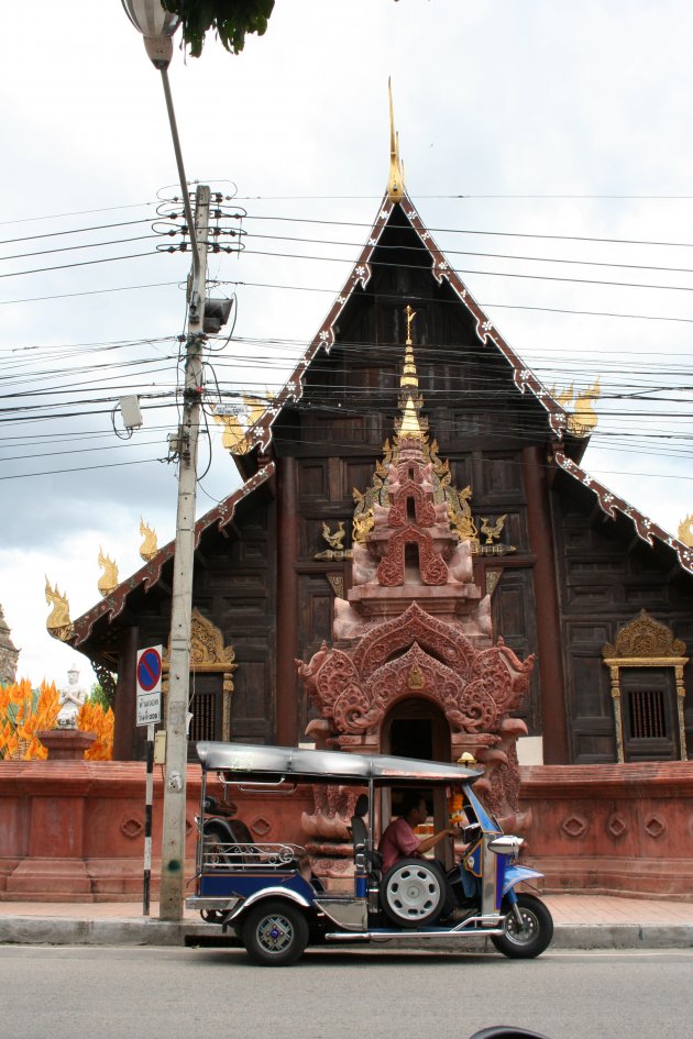 Tuktuk en tempel