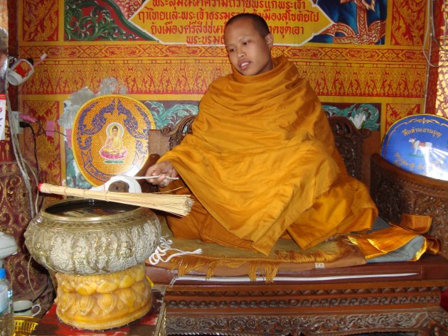 gezegend worden door een monnik in tempel Wat Phra Thad Doi Suthep