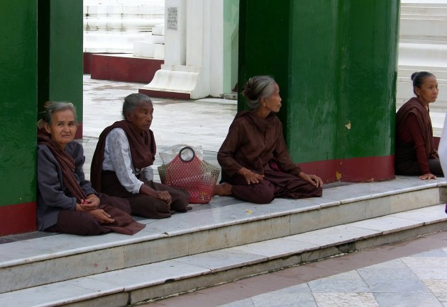 de dames in de tempel