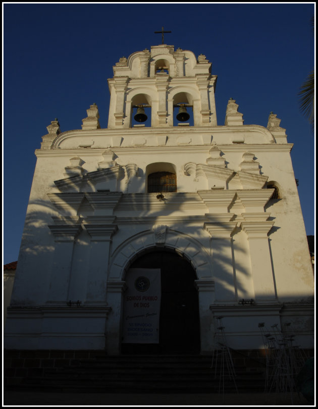 Kerk met schaduw van palm