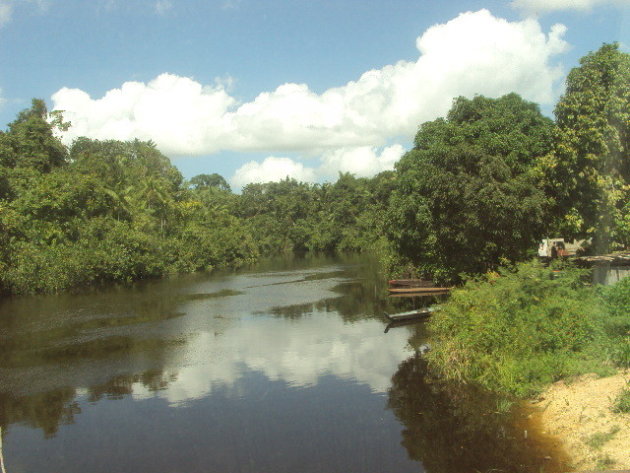 Riviertje in de buurt van Moengo