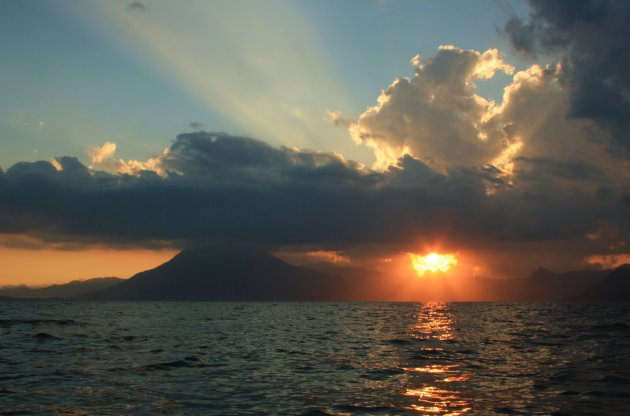 zonsondergang Lago de Atitlan