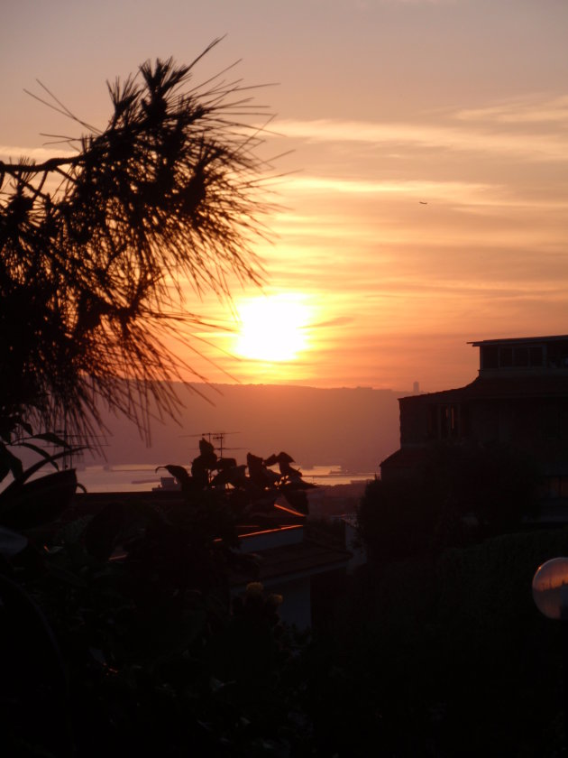 Zonsondergang vanaf een berg even buiten Napels