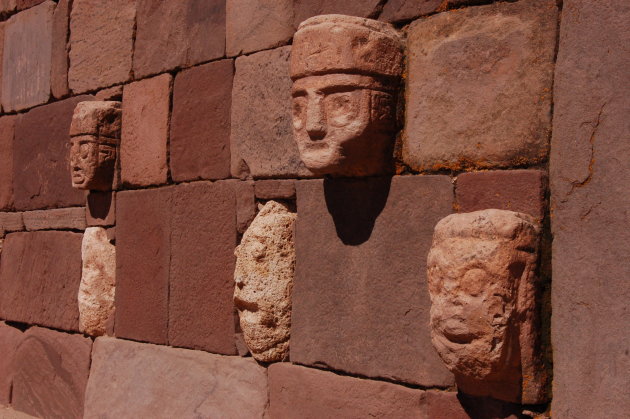 4 van de 170 nobele koppen in de Ondergrondse Tempel van Tihuanaco.