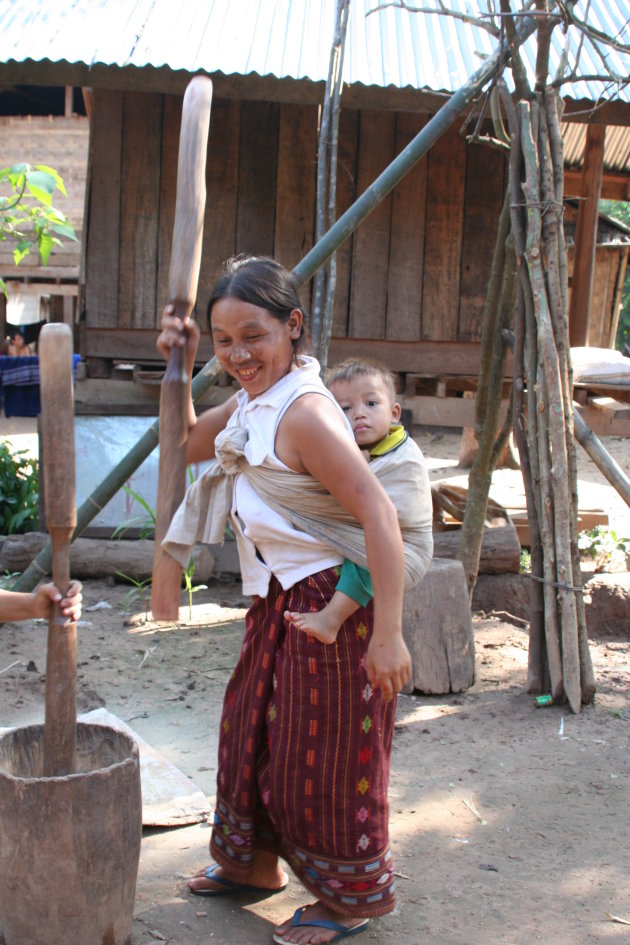 Vrolijk, maar toch hard aan het werk in Laos