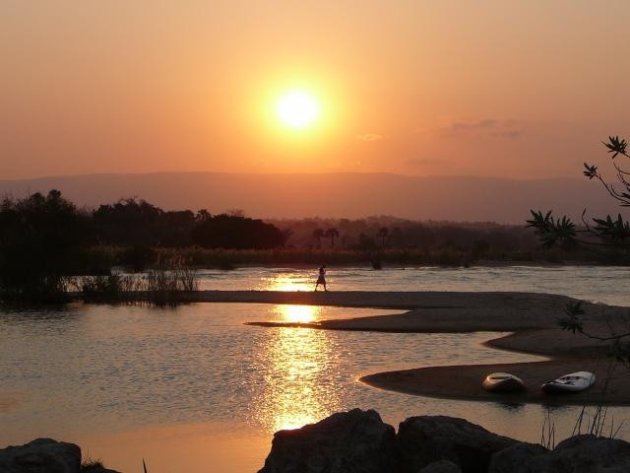 Ondergaande zon tijdens een bruiloft op het strand van Lake Malawi