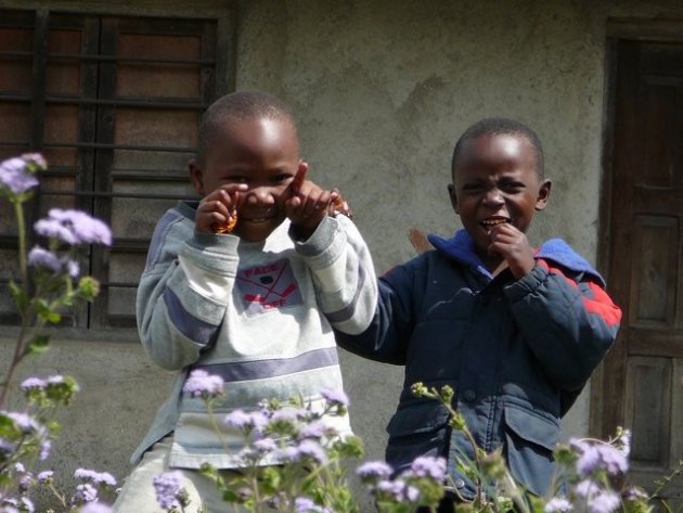 Twee ondeugend kijkende kinderen in Mulanje