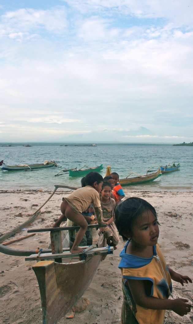 Spelende kinderen in Zuid-Lombok