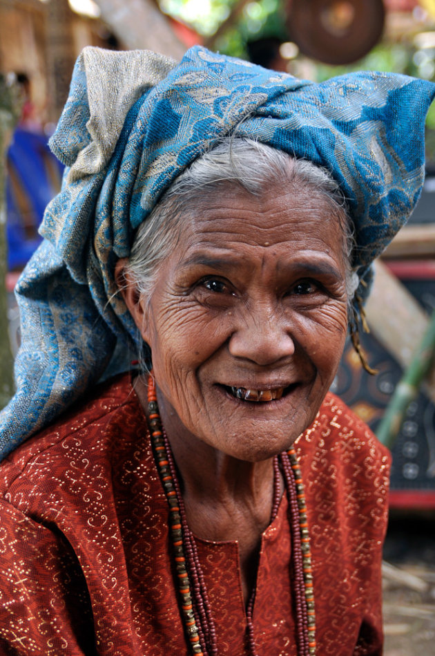 Vrouw bij een traditionele begrafenis ceremonie in Toraja