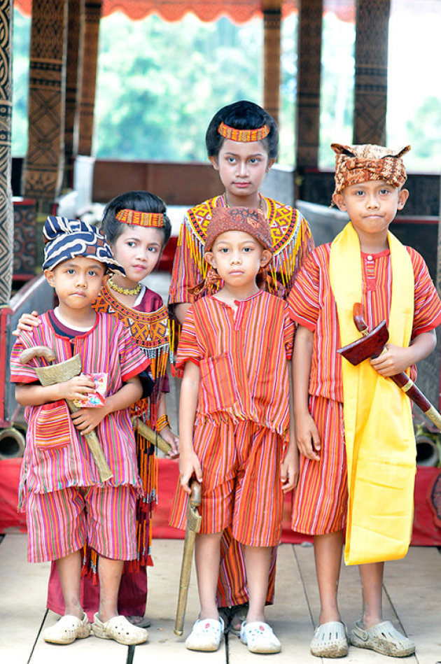 Kinderen aangekleed voor de begrafenis ceremonie in Toraja