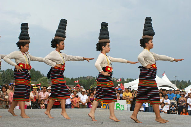 The Binasuan Dance, the skill of balancing
