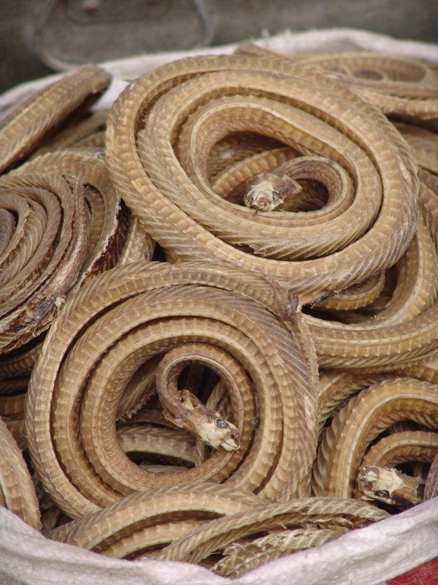 Gedroogde slangen op de markt