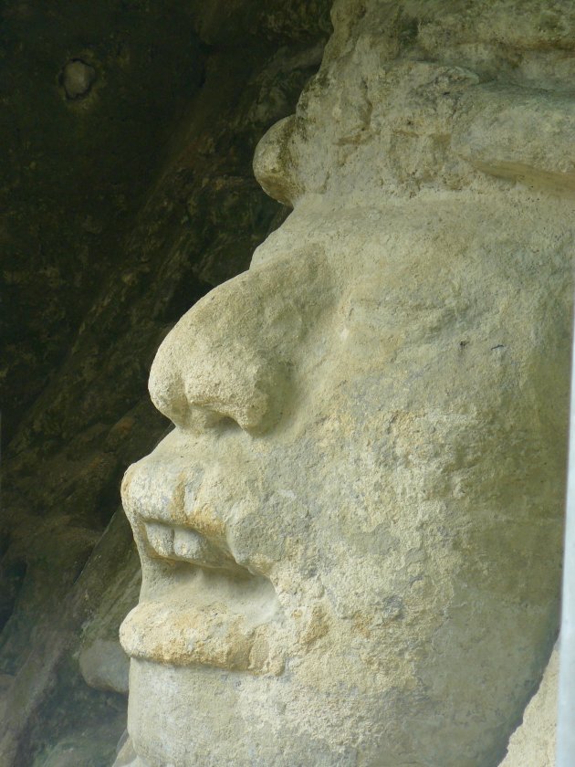 Stenen gezicht in het Lamanai tempelcomplex in Belize 