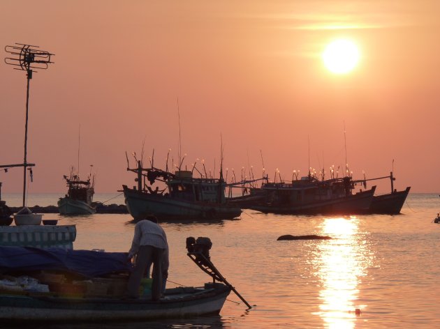 Zonsondergang tussen de vissers op het eiland Phu Quoc