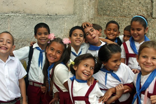 Schoolkinderen voor de Franciscuskathedraal