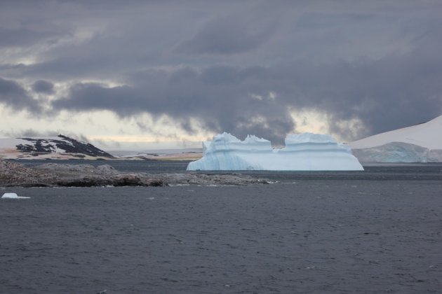 IJsberg  in het avondlicht.