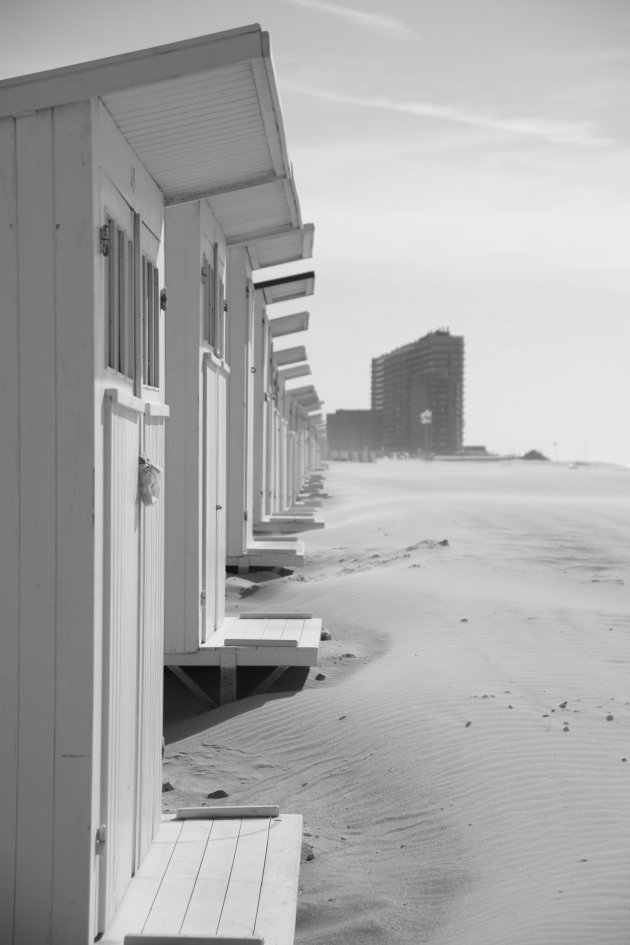 De witte strandhuisjes